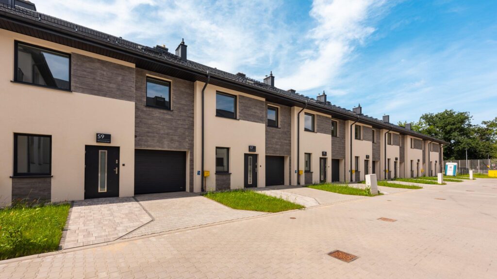 Nowe domy w zabudowie szeregowej w Pruszczu. - zdjęcie 6