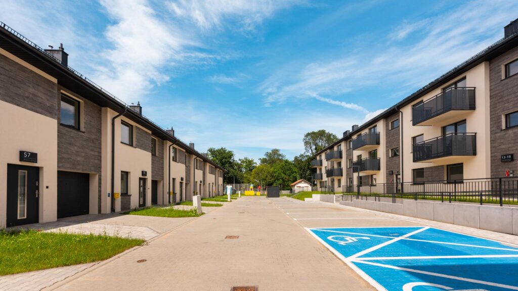 Nowe domy w zabudowie szeregowej w Pruszczu. - zdjęcie 9