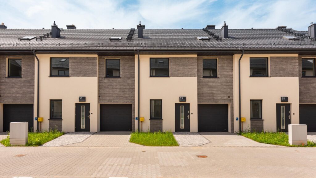 Nowe domy w zabudowie szeregowej w Pruszczu. - zdjęcie 10