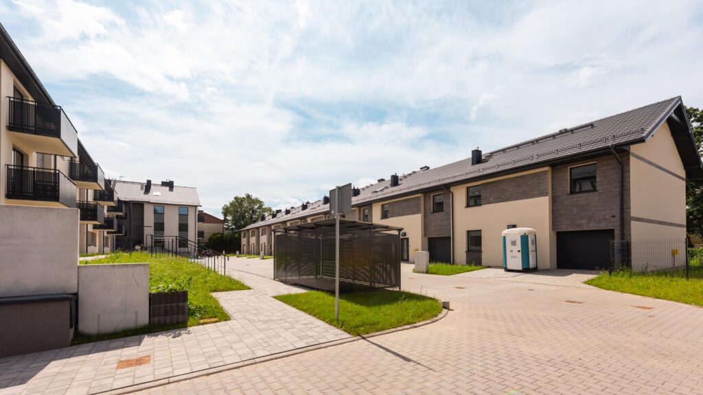 Nowe domy w zabudowie szeregowej w Pruszczu. - zdjęcie 11