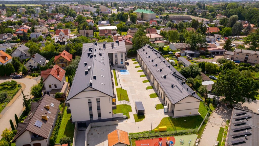 Nowe domy w zabudowie szeregowej w Pruszczu. - zdjęcie 12