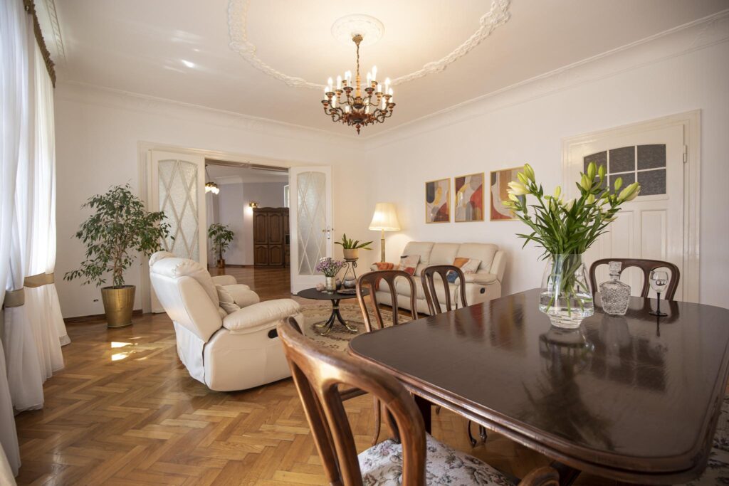 Wyjątkowy 5-pokojowy apartament w kamienicy - zdjęcie 1