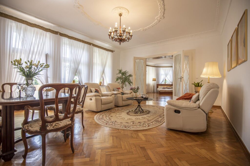 Wyjątkowy 5-pokojowy apartament w kamienicy - zdjęcie 2