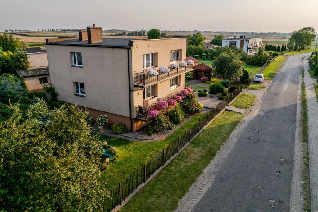 Dom wolnostojący z pięknym ogrodem - zdjęcie 36