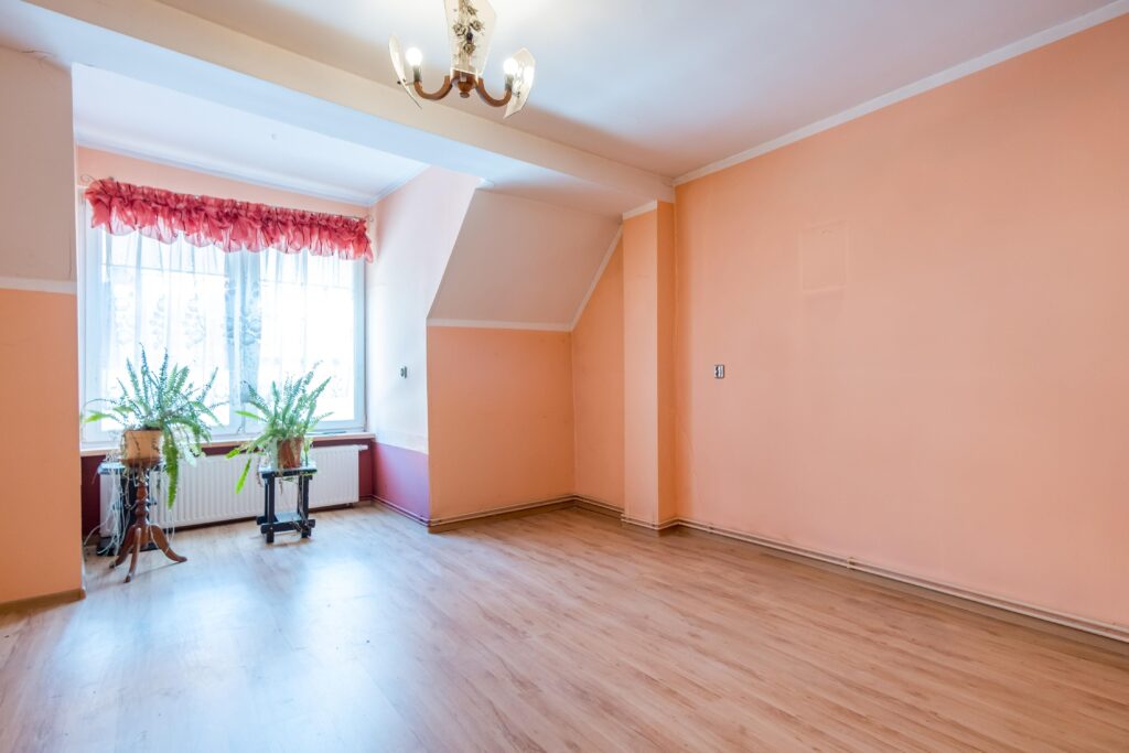 Mieszkanie na pierwszym piętrze w kamienicy - zdjęcie 1