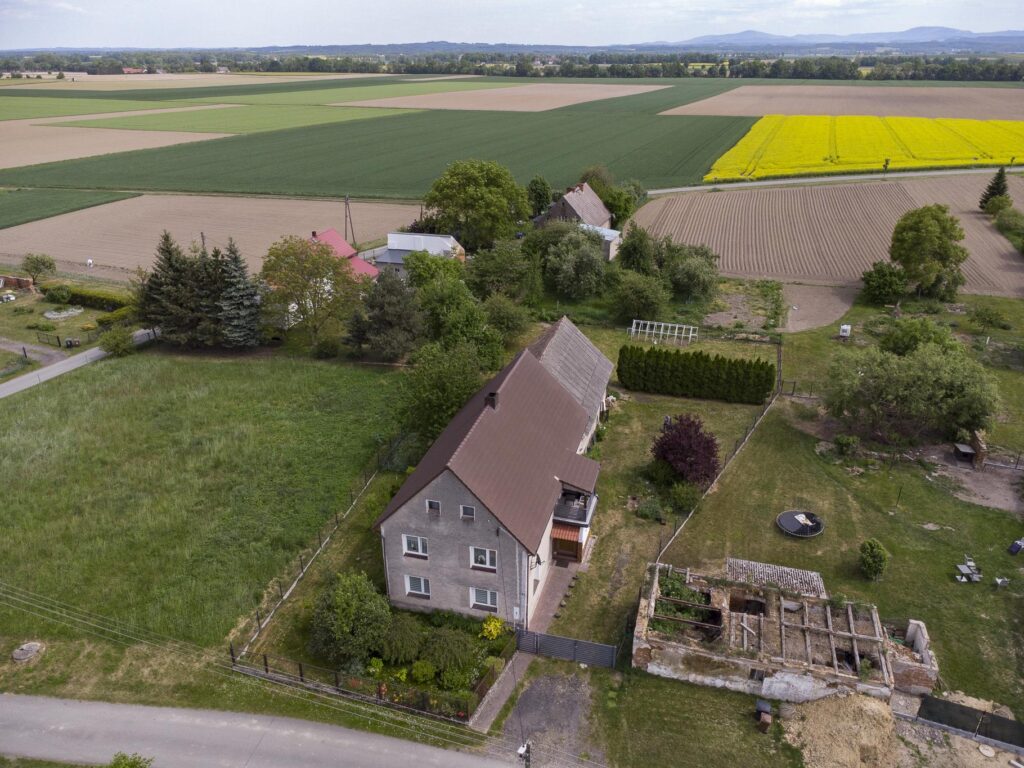 Dom z wieloma atutami i piękną działką - zdjęcie 8