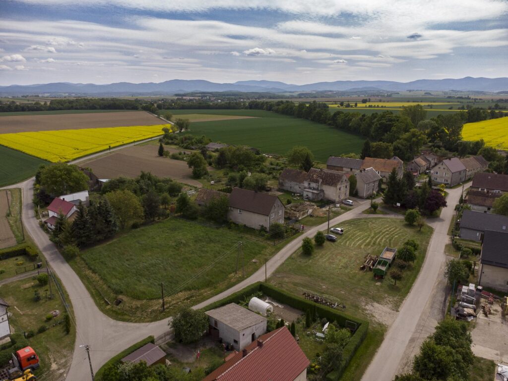 Dom z wieloma atutami i piękną działką - zdjęcie 12