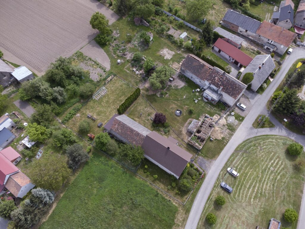 Dom z wieloma atutami i piękną działką - zdjęcie 13