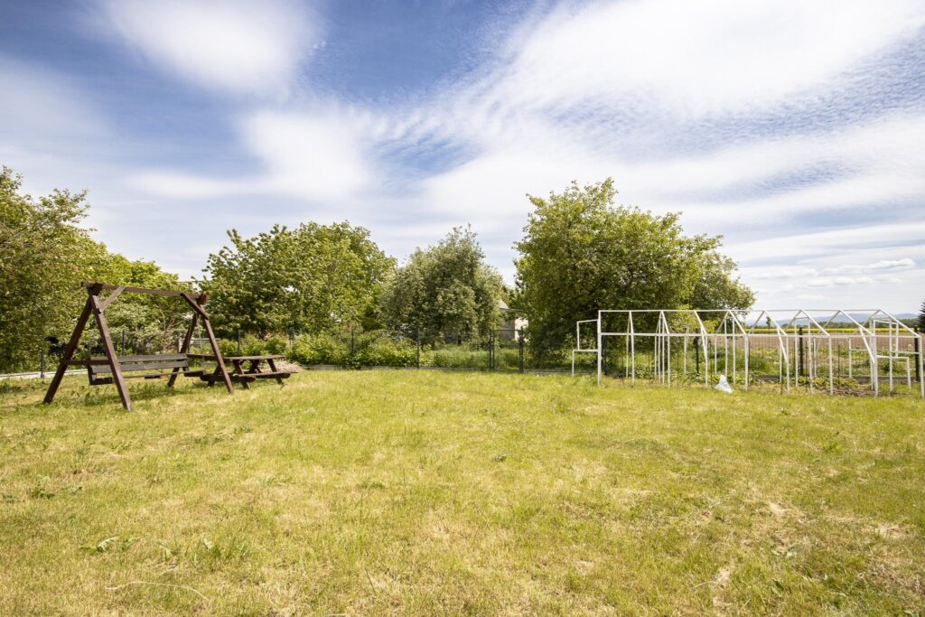 Dom z wieloma atutami i piękną działką - zdjęcie 6