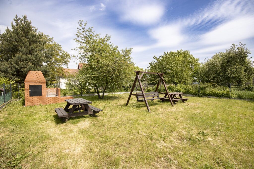 Dom z wieloma atutami i piękną działką - zdjęcie 5