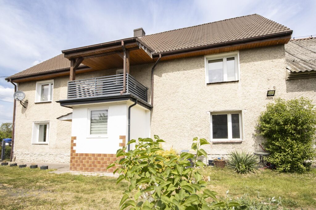 Dom z wieloma atutami i piękną działką - zdjęcie 10