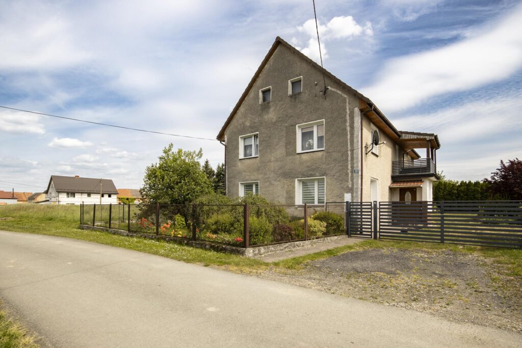 Dom z wieloma atutami i piękną działką - zdjęcie 15