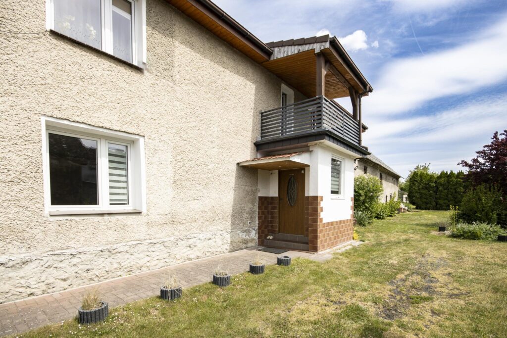 Dom z wieloma atutami i piękną działką - zdjęcie 9