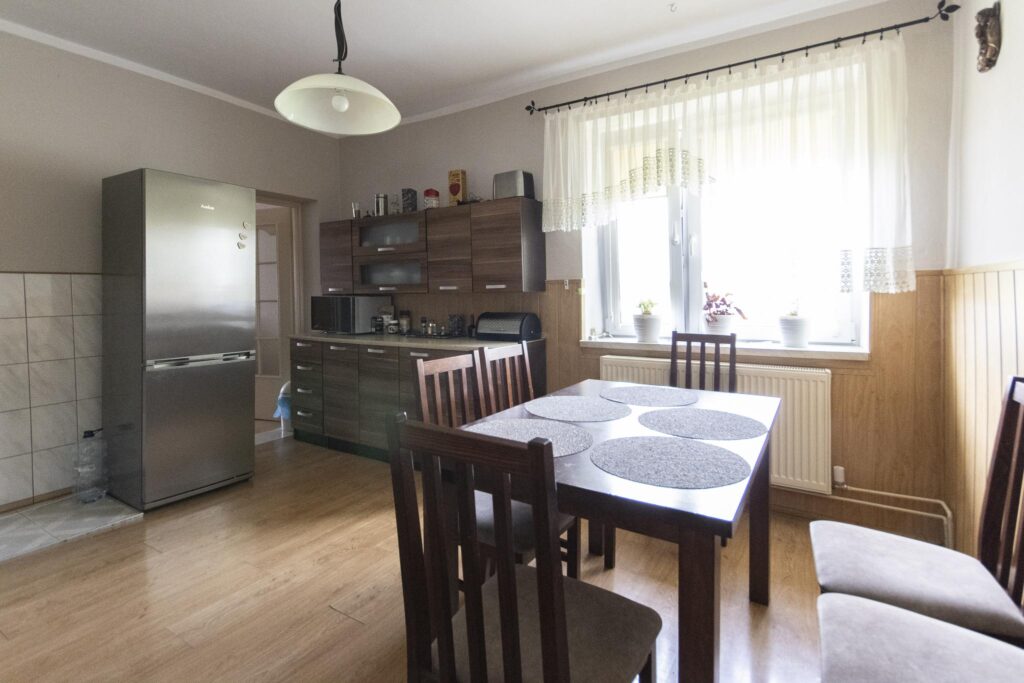 Dom z wieloma atutami i piękną działką - zdjęcie 18