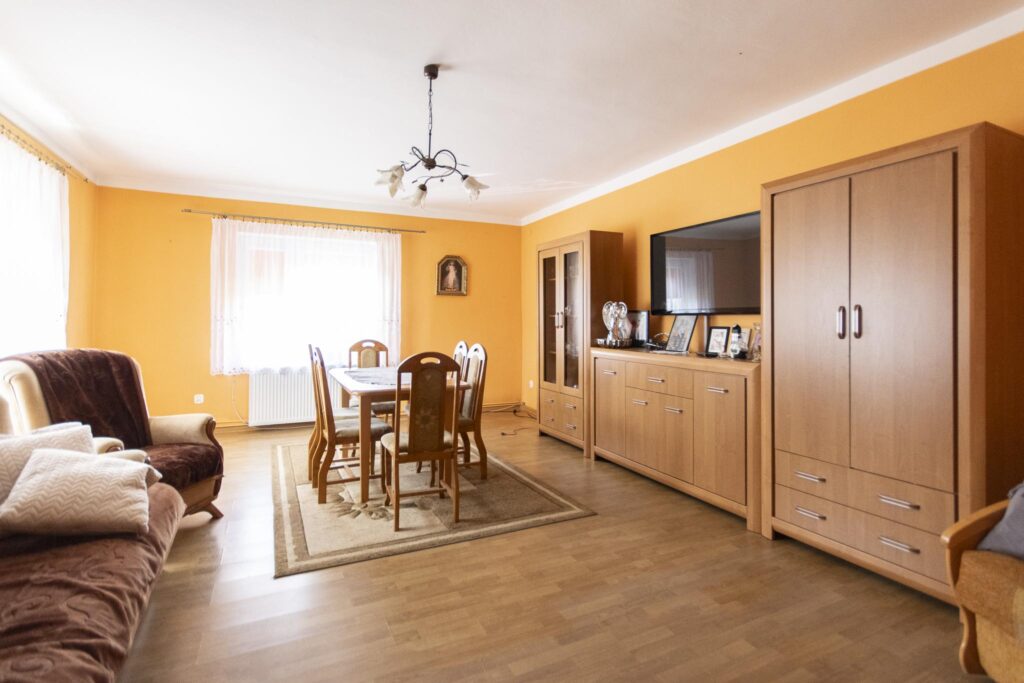 Dom z wieloma atutami i piękną działką - zdjęcie 16