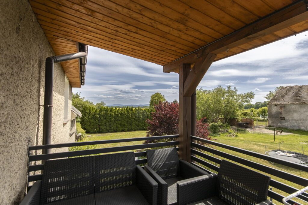 Dom z wieloma atutami i piękną działką - zdjęcie 7