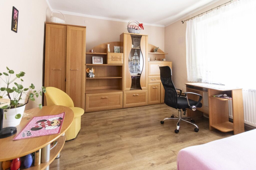 Dom z wieloma atutami i piękną działką - zdjęcie 17