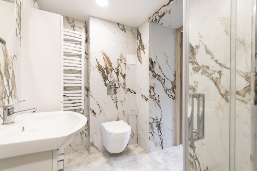 Dom z wieloma atutami i piękną działką - zdjęcie 1