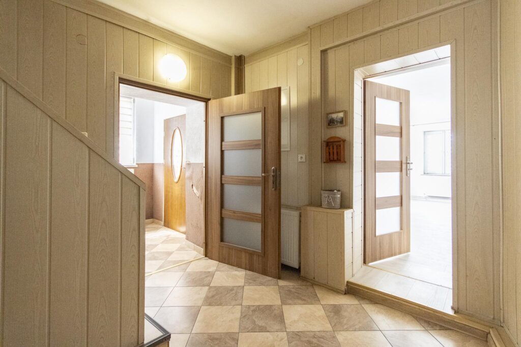 Dom z wieloma atutami i piękną działką - zdjęcie 19