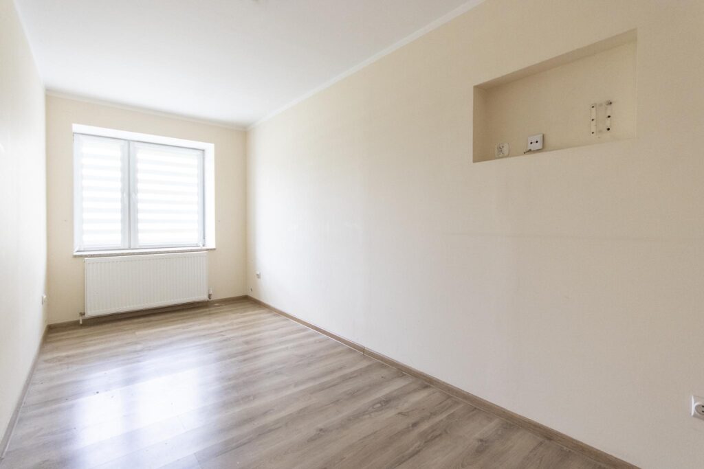 Dom z wieloma atutami i piękną działką - zdjęcie 3