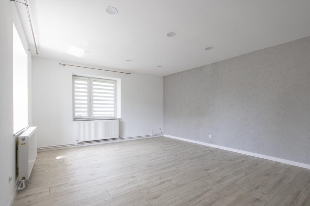 Dom z wieloma atutami i piękną działką - zdjęcie 2