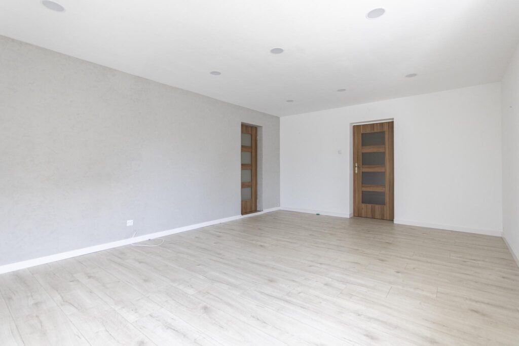 Dom z wieloma atutami i piękną działką - zdjęcie 4