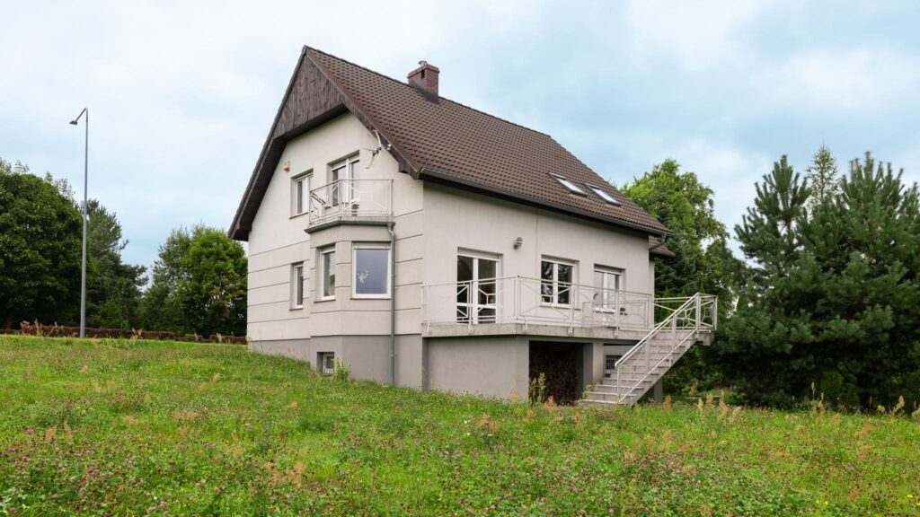 Dom gotowy do wprowadzenia – 10 arów zieleni - zdjęcie 3