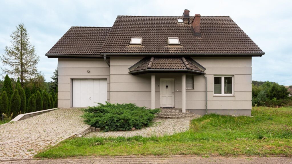 Dom gotowy do wprowadzenia – 10 arów zieleni - zdjęcie 2