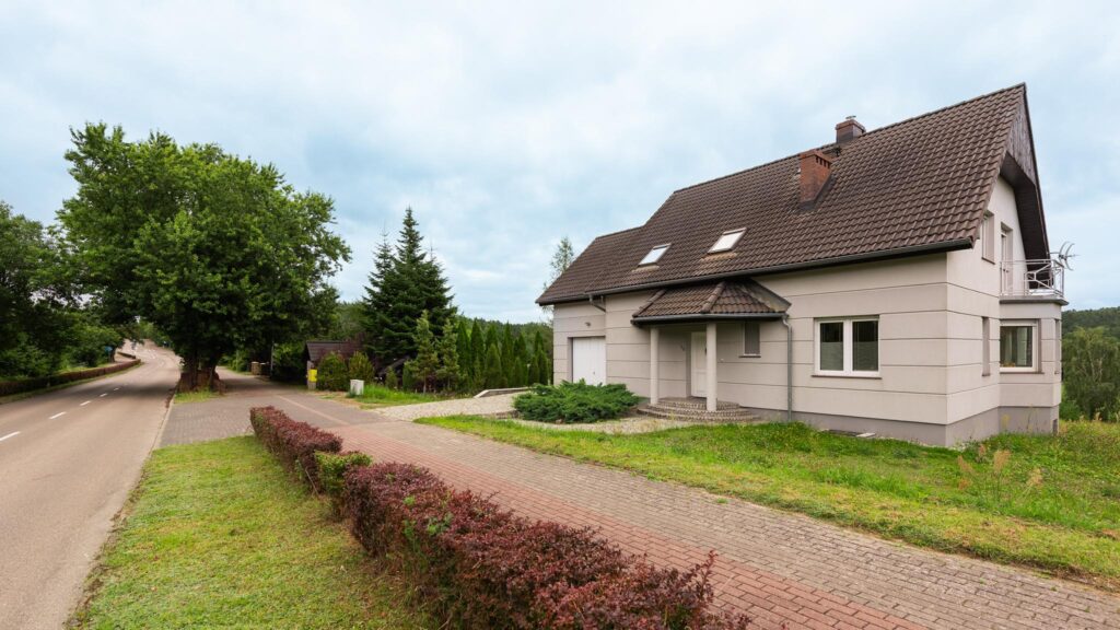 Dom gotowy do wprowadzenia – 10 arów zieleni - zdjęcie 1