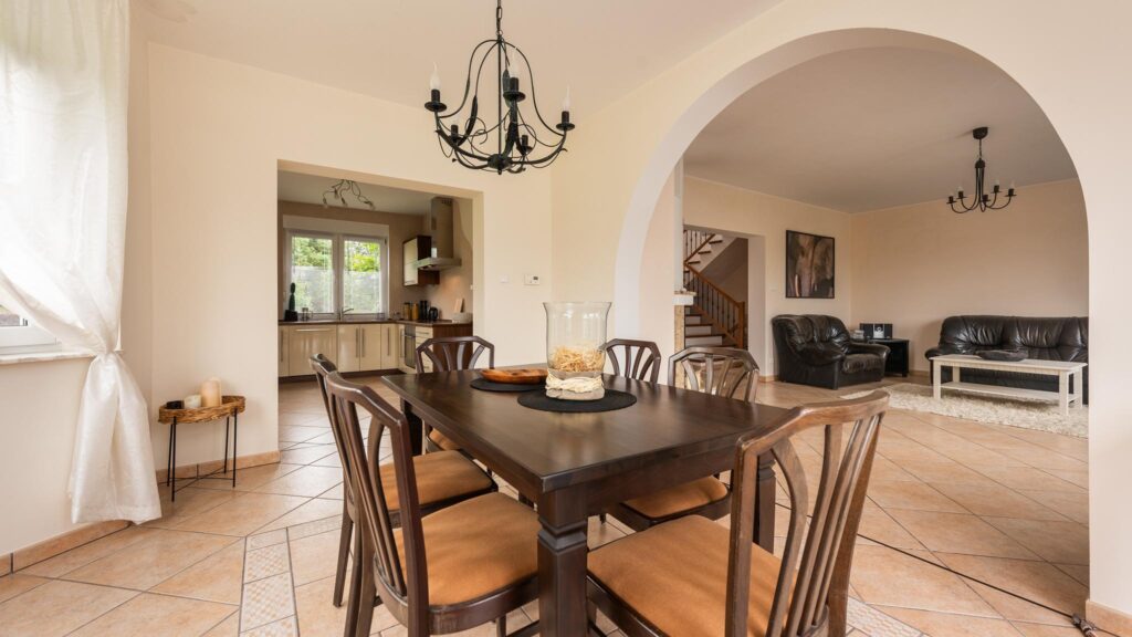 Dom gotowy do wprowadzenia – 10 arów zieleni - zdjęcie 7