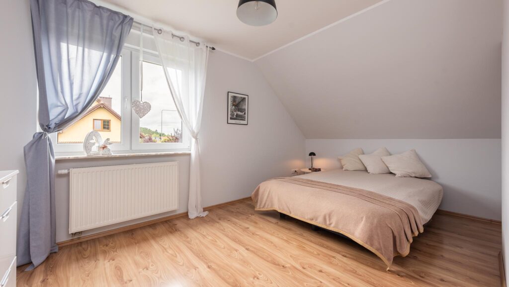 Dom gotowy do wprowadzenia – 10 arów zieleni - zdjęcie 15