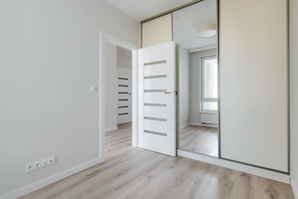 Nowoczesne mieszkanie z dużym tarasem - zdjęcie 11