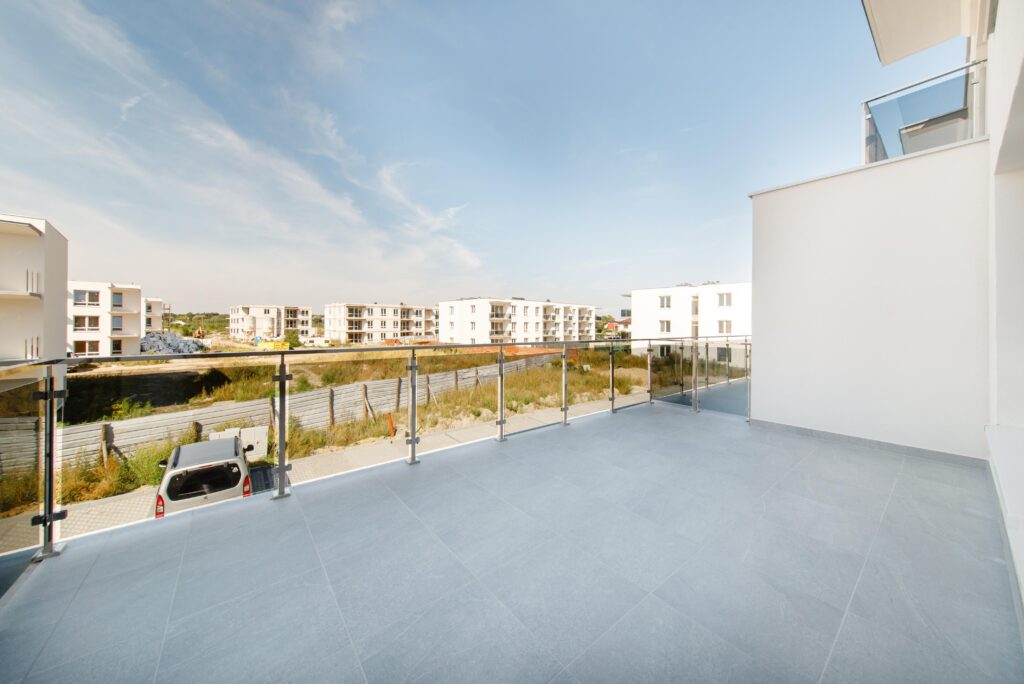 Nowoczesne mieszkanie z dużym tarasem - zdjęcie 17