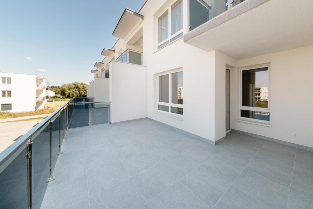 Nowoczesne mieszkanie z dużym tarasem - zdjęcie 18