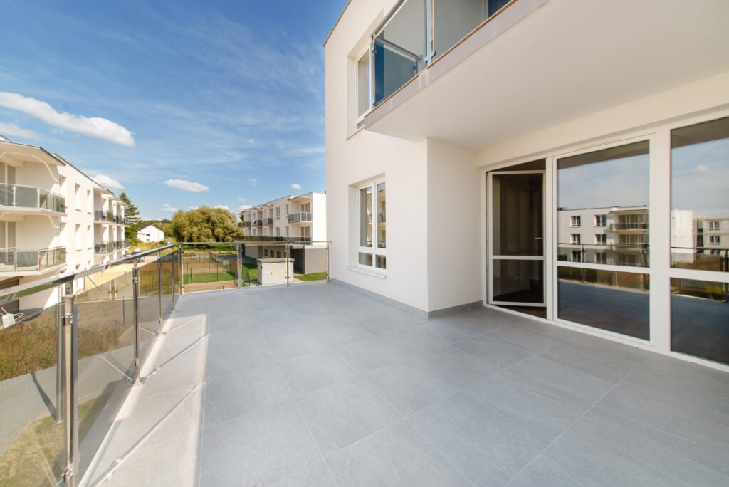 Nowoczesne mieszkanie z dużym tarasem - zdjęcie 18