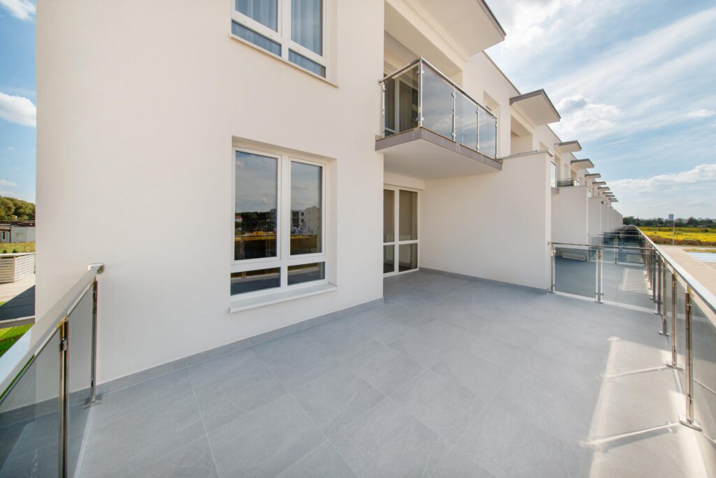 Nowoczesne mieszkanie z dużym tarasem - zdjęcie 19