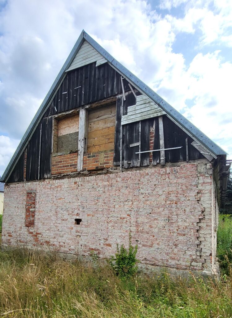 Działki z domem do remontu – malownicze Sulechowo - zdjęcie 10