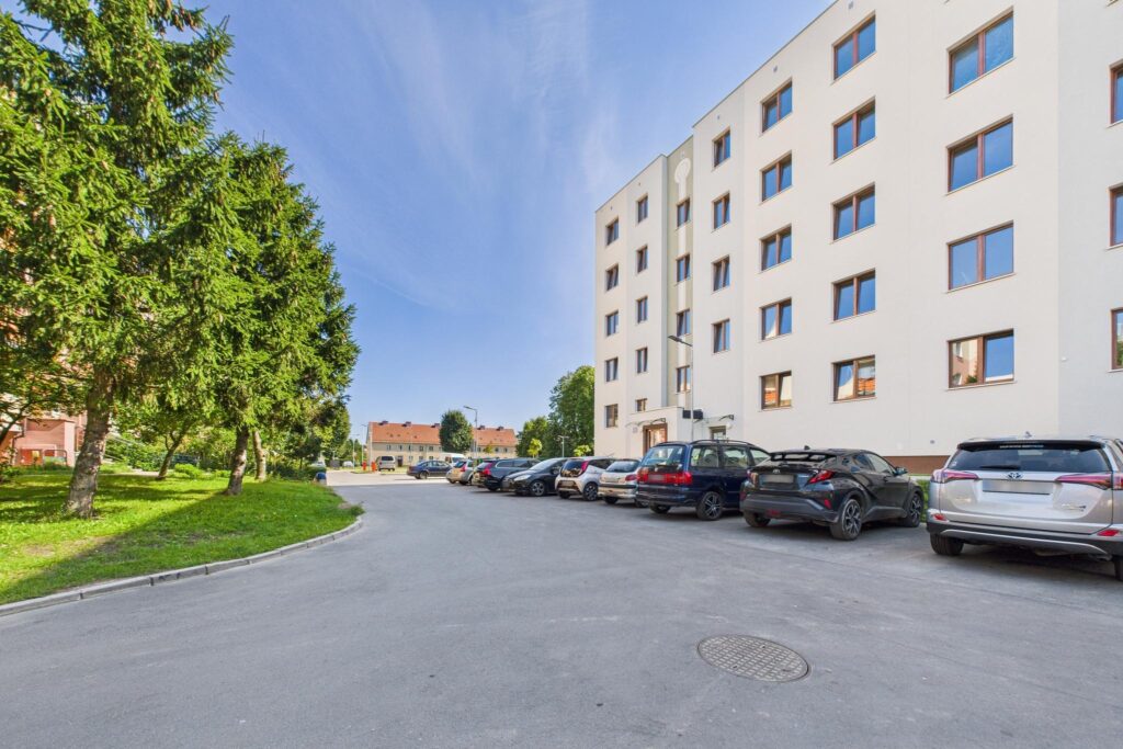 Przestronne 3-pokojowe mieszkanie z garażem - zdjęcie 1