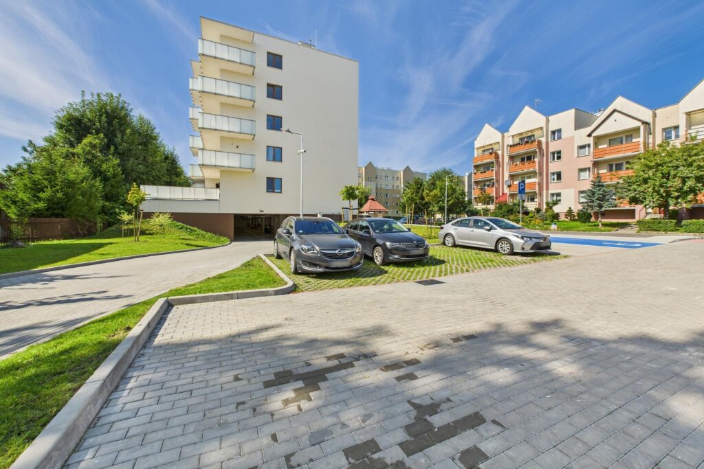 Przestronne 3-pokojowe mieszkanie z garażem - zdjęcie 32