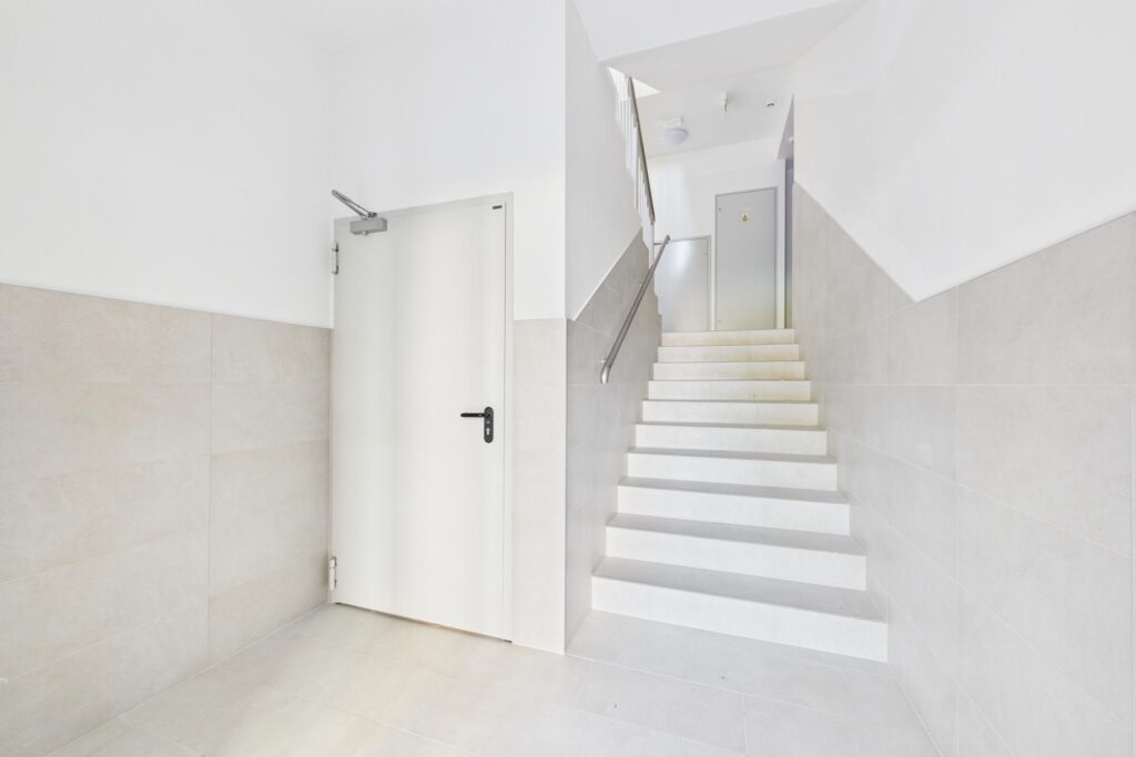 Przestronne 3-pokojowe mieszkanie z garażem - zdjęcie 25