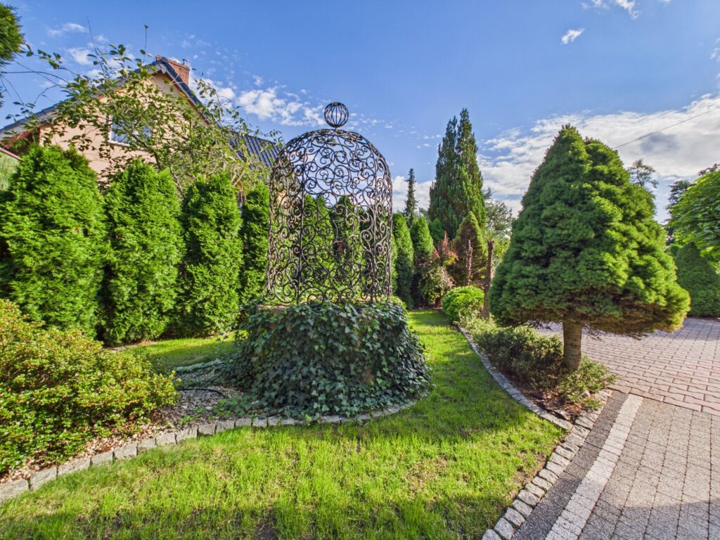 Przestronny, 8-pokojowy dom z dużym ogrodem - zdjęcie 27