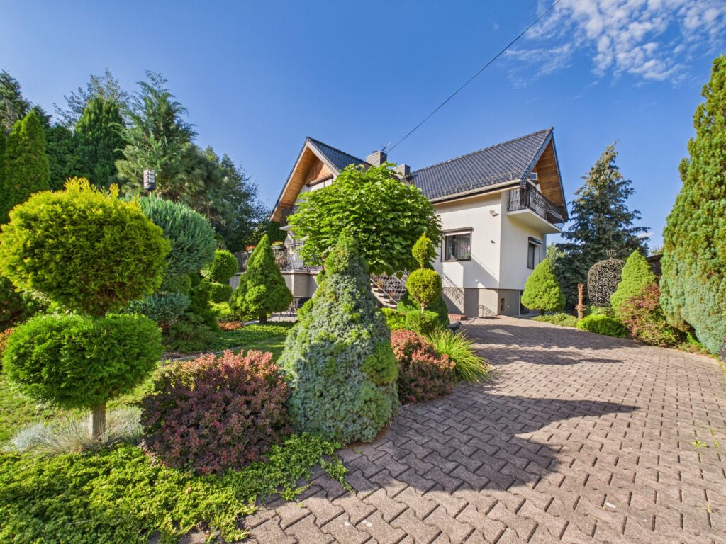Przestronny, 8-pokojowy dom z dużym ogrodem - zdjęcie 2
