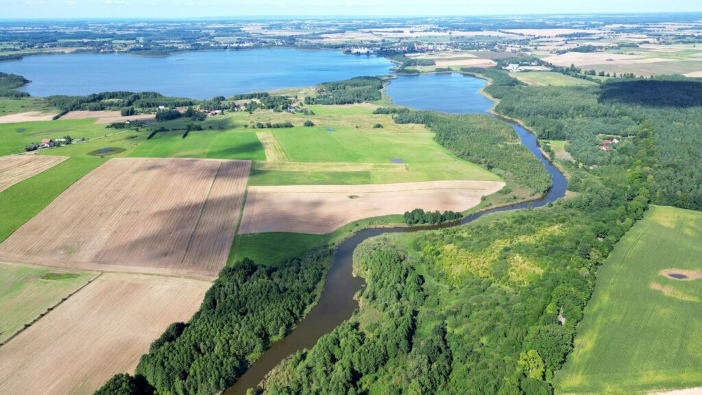 Malownicza działka na sprzedaż przy kanale. - zdjęcie 2