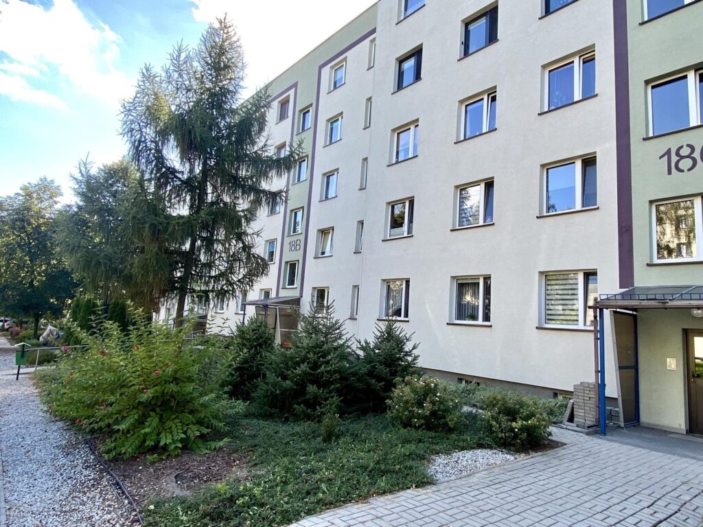 Kawalerka z wydzieloną sypialnią + balkon - zdjęcie 1