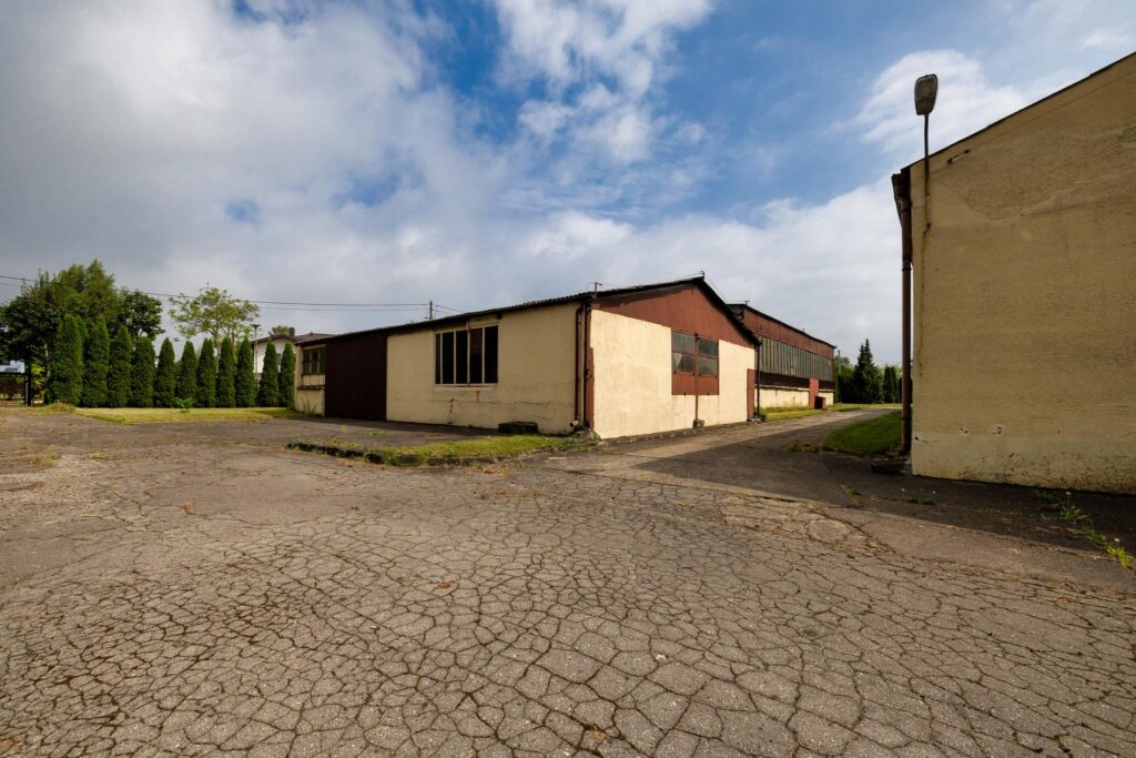 Obiekt przemysłowy z zapleczem biurowym i garażami - zdjęcie 35