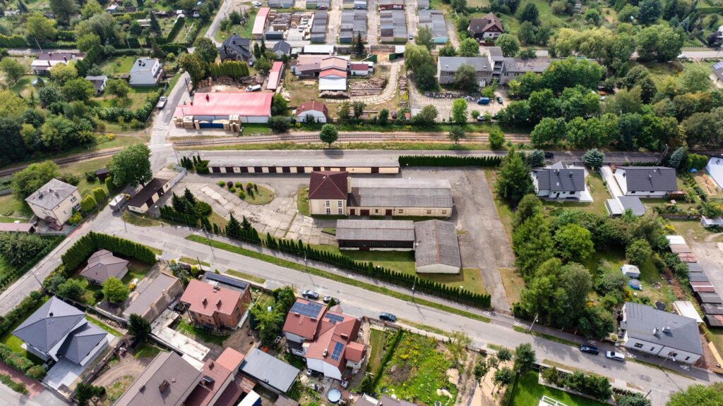 Obiekt przemysłowy z zapleczem biurowym i garażami - zdjęcie 14