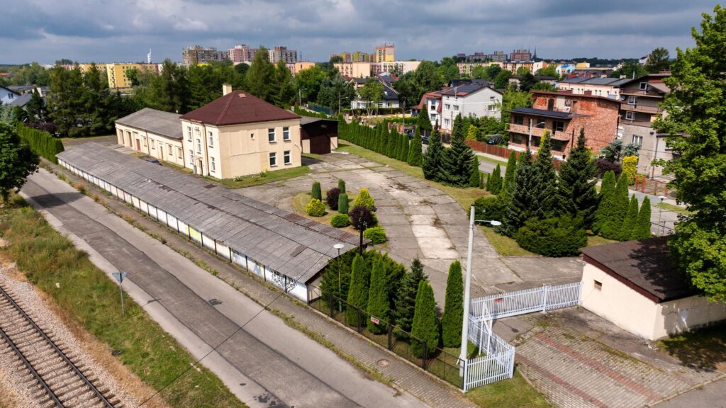 Obiekt przemysłowy z zapleczem biurowym i garażami - zdjęcie 40