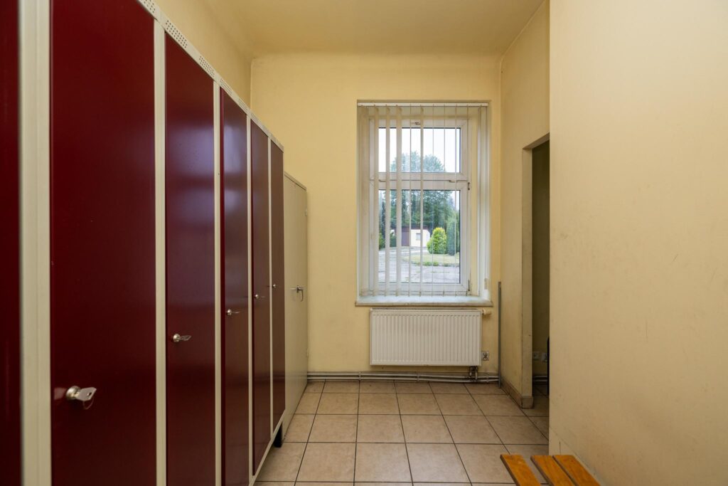 Obiekt przemysłowy z zapleczem biurowym i garażami - zdjęcie 22