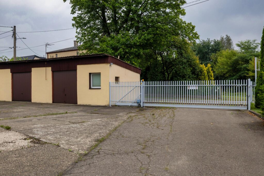 Obiekt przemysłowy z zapleczem biurowym i garażami - zdjęcie 37