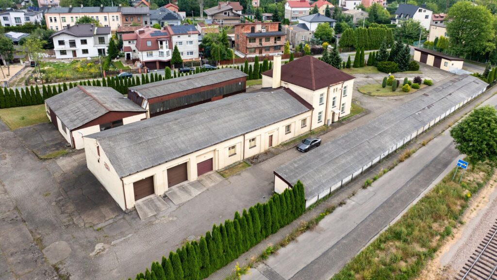 Obiekt przemysłowy z zapleczem biurowym i garażami - zdjęcie 4